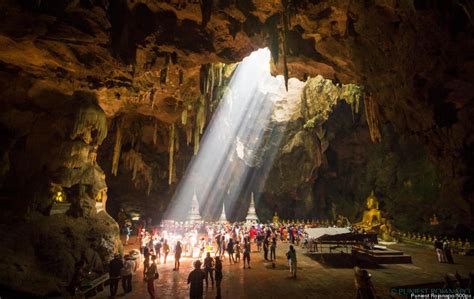  วัดถ้ำผาฉลาว  อద్This spectacular cave temple boasts ancient Buddhist relics and stunning natural beauty!